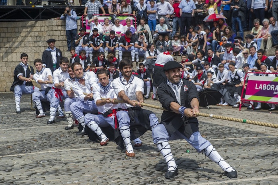 Juegos entre cuadrillas, dándolo todo en la sokatira. (Juanan RUIZ / ARGAZKI PRESS)