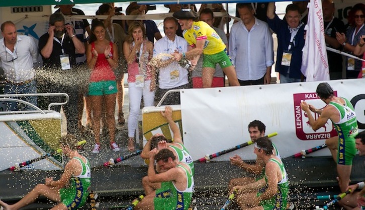 Hondarribia festeja la bandera y el liderato. (ARGAZKI PRESS)