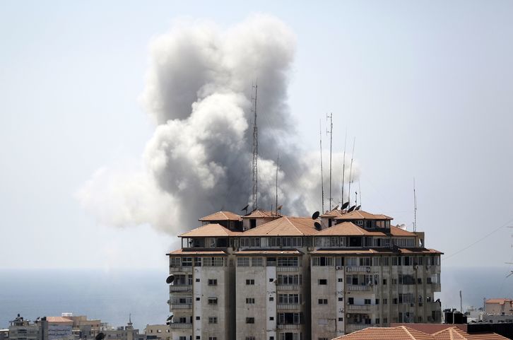 Un edificio atacado en Gaza por el Ejército israelí. (Mohammed ABED / AFP)