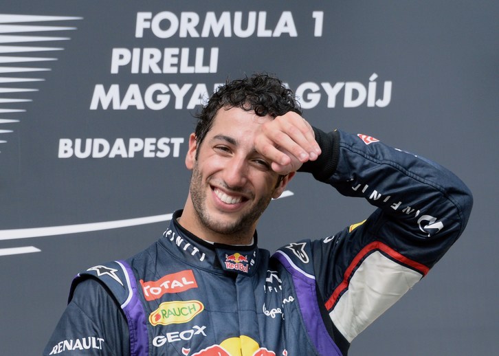 Ricciardo celebra la victoria en el podio. (ATTILA KISBENEDEK /AFP)
