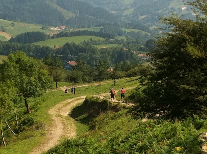 Agentes de la Guardia Civil en Larraitz, faldas  del monte Txindoki.