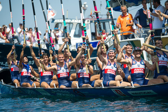 Urdaibaiko arraunlariak garaipena ospatzen. (ARGAZKI PRESS)