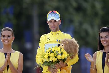 Nibali en el podio. (KENZO TRIBOUILLARD / AFP)