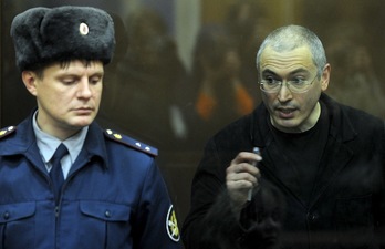 Jodorkovski toma la palabra en el juicio en el que fue condenado a 14 años de prisión. (Dmitry KOSTYUKOV/AFP) 
