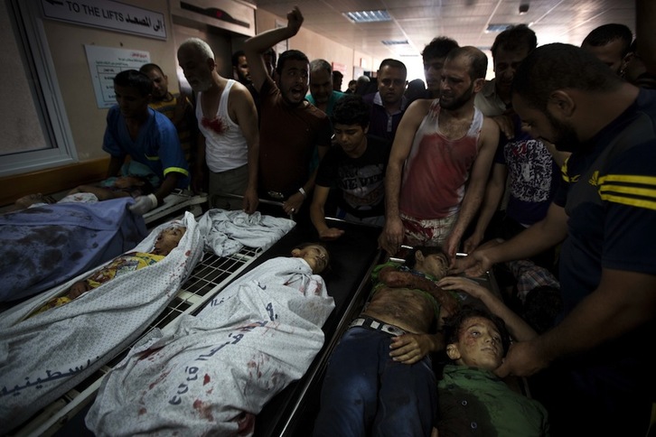 Parke batean jolasean ari ziren haurren gorpuak. (Mahmud HAMS/AFP) 