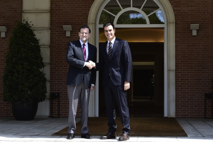 Mariano Rajoy y Pedro Sánchez se saludan antes de la reunión. (Javier SORIANO/AFP)