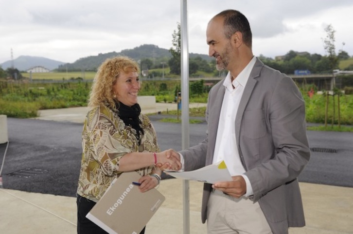 GHK-ko eta Ekoguneko arduradunek sinatu dute hitzarmena. (Jon URBE/ARGAZKI PRESS)