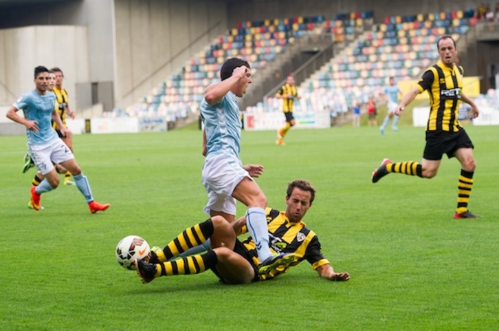 Un lance del encuentro entre el Eibar y el Barakaldo en Lasesarre. (ARGAZKI PRESS)