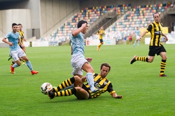 Un lance del encuentro entre el Eibar y el Barakaldo en Lasesarre. (ARGAZKI PRESS)
