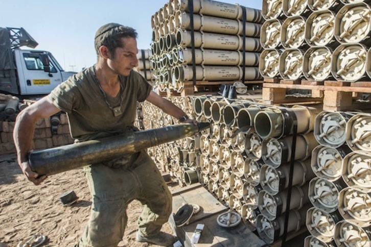 Un soldado israelí introduce un misil en un tubo. (Jack GUEZ/AFP) 
