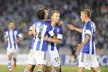 Los jugadores celebran el gol de Zurutuza. (Jon URBE/ARGAZKI PRESS)