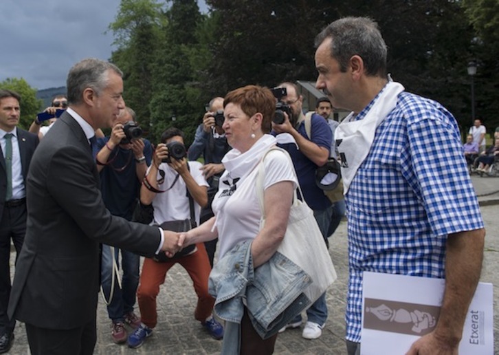 Miembros de Etxerat entregan el último balance semestral a Iñigo Urkullu en Loiola. (Monika DEL VALLE/ARGAZKI PRESS)