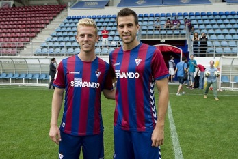 Dani Nieto eta Borja Ekiza jokalariak, Ipuruako aurkezpenean. (Raul BOGAJO/ARGAZKI PRESS)