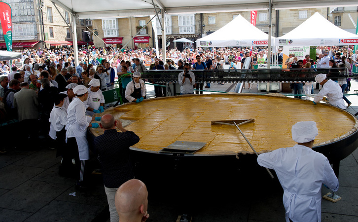 Tortilla gigante realizada en Gasteiz. (Raul BOGAJO / ARGAZKI PRESS)