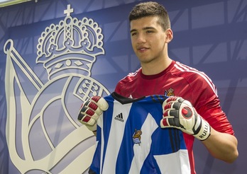 Rulli posa con la camiseta de la Real en las instalaciones de Zubieta. (Jon URBE/ARGAZKI PRESS)