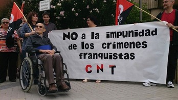 El veterano militante de la CNT Félix Padín, en el exterior de los Juzgados de Miranda de Ebro. (@CNTsindikatua)