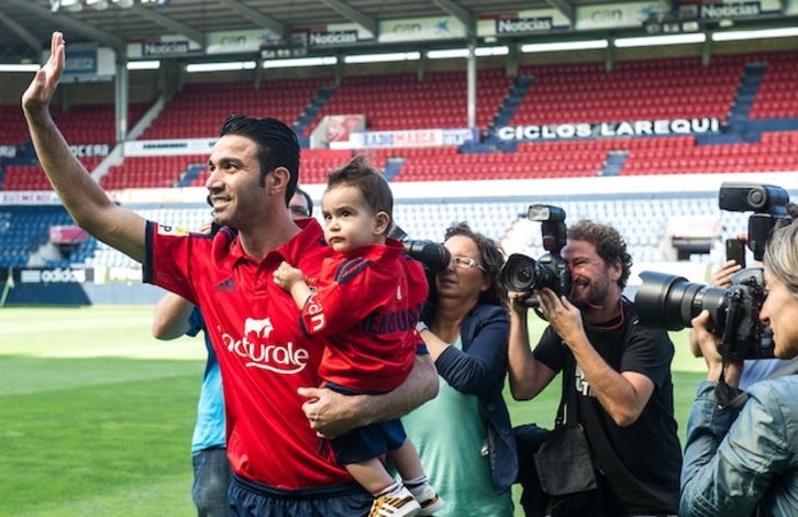 Nekounam saluda a los aficionados que se han dado cita en El Sadar. (Jagoba MANTEROLA / ARGAZKI PRESS)