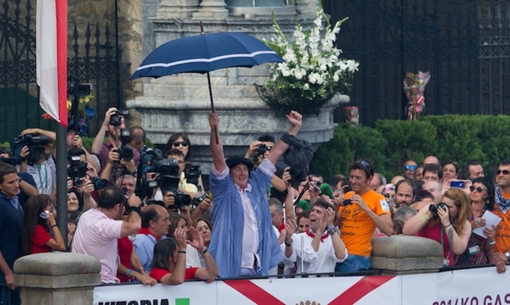 Celedón saluda desde la balconada de San Miguel. (Raúl BOGAJO / ARGAZKI PRESS)