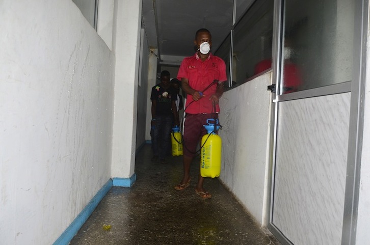 Un hombre realiza tareas de desinfección en Monrovia, la capital de Liberia. (Zoom DOSSO / AFP)