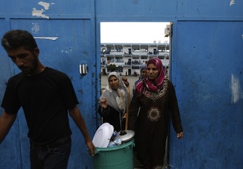 Palestinos abandonan la escuela de la ONU en la que se habían refugiado. (Mohamed ABED/AFP PHOTO)