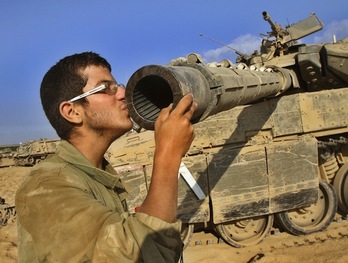 Un soldado israelí besa el cañón de un tanque en Gaza. (Gil COHEN-MAGEN/AFP PHOTO)