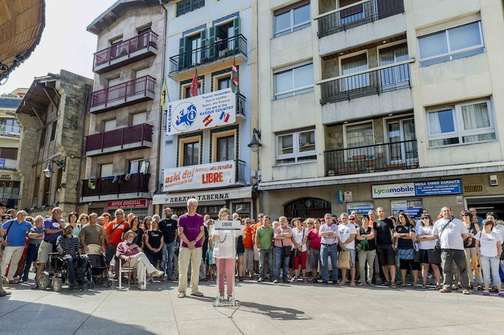 Masiva rueda de prensa en Zarautz de los representantes de las herrikos. (Gorka RUBIO/ARGAZKI PRESS)