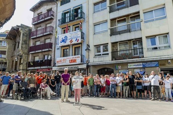 Masiva rueda de prensa en Zarautz de los representantes de las herrikos. (Gorka RUBIO/ARGAZKI PRESS)