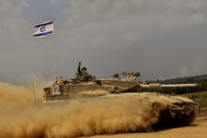 Un tanque del Ejército hebreo se retira del terreno gazatí. (Gil COHEN MAGEN/AFP)