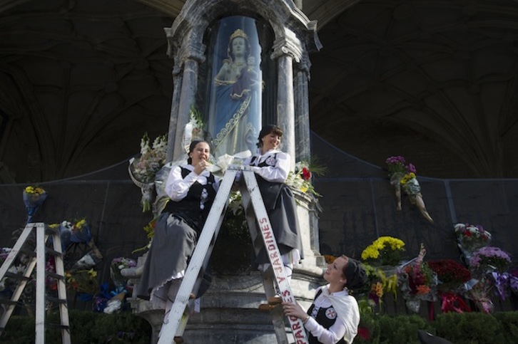 Ofrenda floral a la Virgen Blanca. (Raúl BOGAJO / ARGAZKI PRESS)