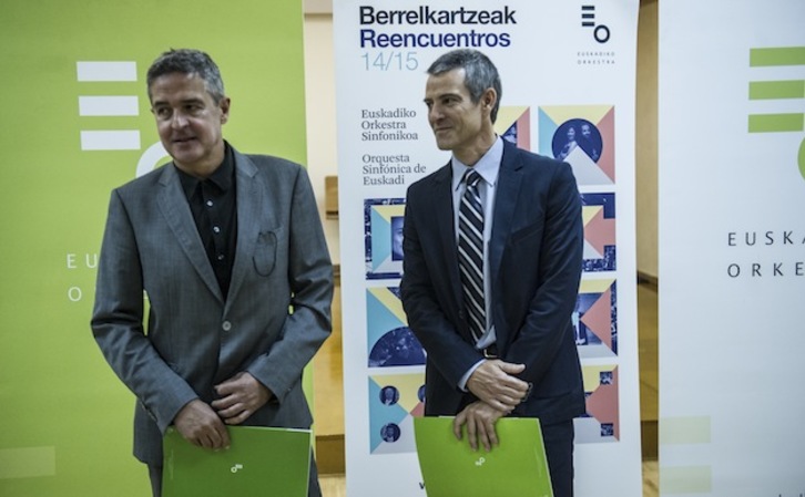Joxean Muñoz, viceconsejero de Cultura de Lakua, y Oriol Roch, nuevo director de la Orquesta Sinfónica de Euskadi. (Jagoba MANTEROLA / ARGAZKI PRESS)