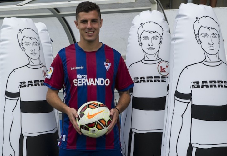 Abraham posa con su nueva camiseta. (Monika DEL VALLE / ARGAZKI PRESS)