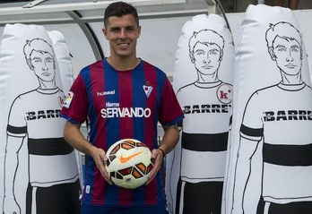 Abraham posa con su nueva camiseta. (Monika DEL VALLE / ARGAZKI PRESS)