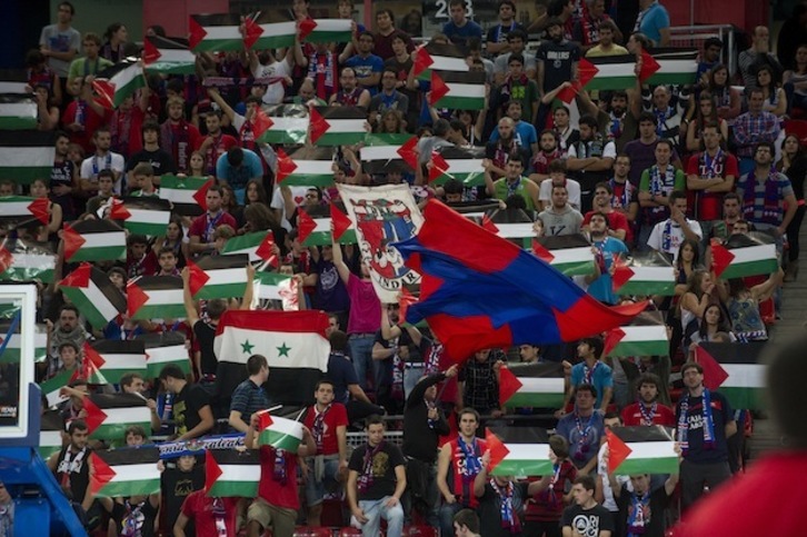 Banderas palestinas en la última visita del Maccabi a Gasteiz, en octubre de 2013. (Raúl BOGAJO / ARGAZKI PRESS)