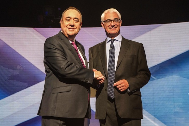 Salmond y Darling se dan la mano durante el primer debate. (Peter DEVLIN / AFP) 