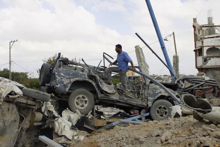 Un hombre camina entre los escombros en una calle de Gaza. (Said KHATIB/AFP PHOTO)