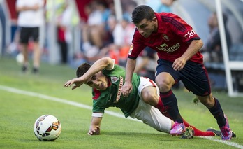 José García desborda a Bustinza en el choque de El Sadar. (Jagoba MANTEROLA / ARGAZKI PRESS)