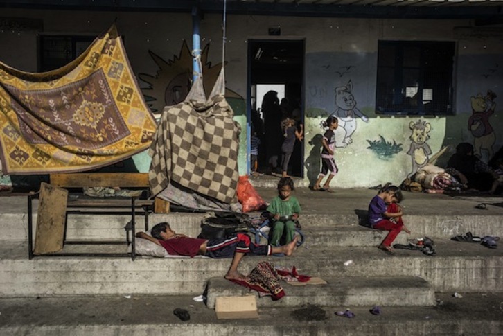 Niños palestinos en una escuela de la ONU situada en el campo de refugiados de Jabalia, en Gaza. (Marco LONGARI/AFP PHOTO) 