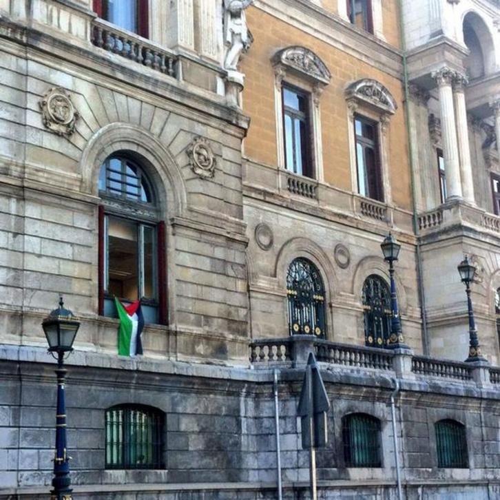 Bandera palestina en la ventana del despacho de EH Bildu en el Ayuntamiento de Bilbo. (@GOIKODEUSTU)