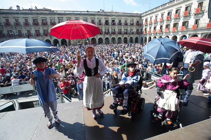 Celedón y Neska Txiki celebran su día grande arropados por cientos de niños. (Raul BOGAJO/ARGAZKI PRESS)