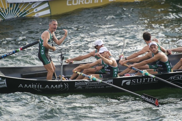 Protestas de Asier Zurinaga, patrón de Kaiku, en la Ikurriña de Getxo. (Marisol RAMÍREZ / ARGAZKI PRESS)