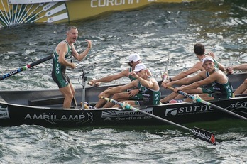 Protestas de Asier Zurinaga, patrón de Kaiku, en la Ikurriña de Getxo. (Marisol RAMÍREZ / ARGAZKI PRESS)
