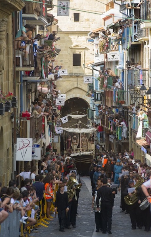 Un momento de la representación celebrada esta tarde en Getaria. (Marisol RAMÍREZ /ARGAZKI PRESS)