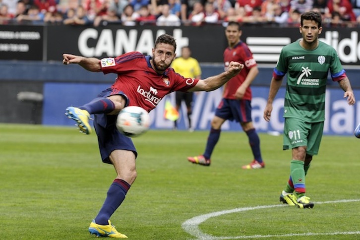 Damià golpea el balón durante un partido de la pasada temporada. (Iñigo URIZ / ARGAZKI PRESS)