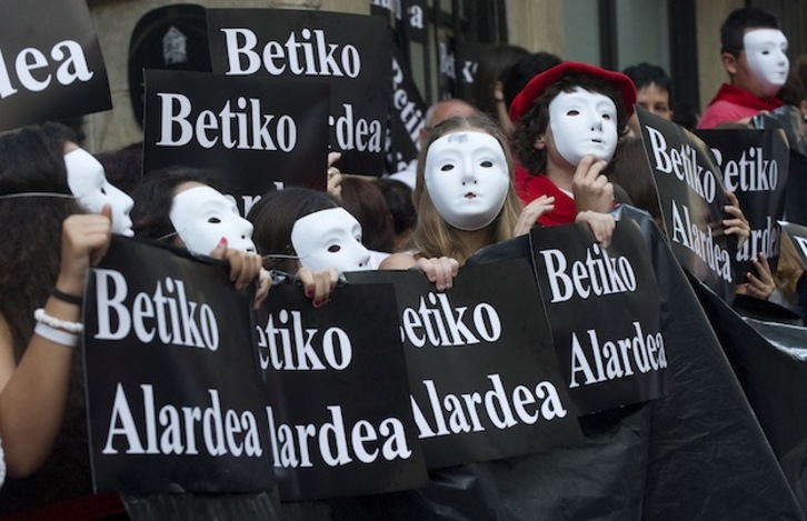 Plásticos negros y caretas al paso de la compañía mixta Jaizkibel. (Andoni CANELLADA / ARGAZKI PRESS)
