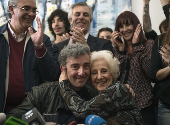 Nieto y abuela han comparecido juntos tras 36 años de búsqueda. (Leo LA VALLE / AFP)