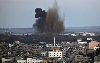 Humareda tras la explosión de un proyectil lanzado por Israel sobre Gaza. (Mahmud HAMS/AFP PHOTO)