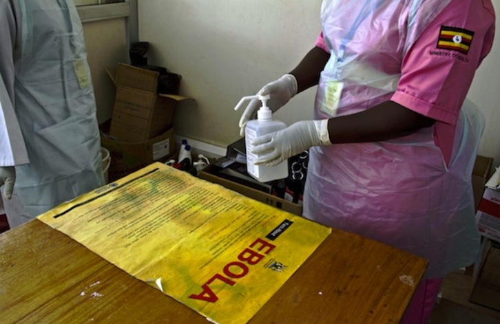 Personal medico ugandés, ataviado con material desinfectante. (Isaac KASAMANI/AFP PHOTO)