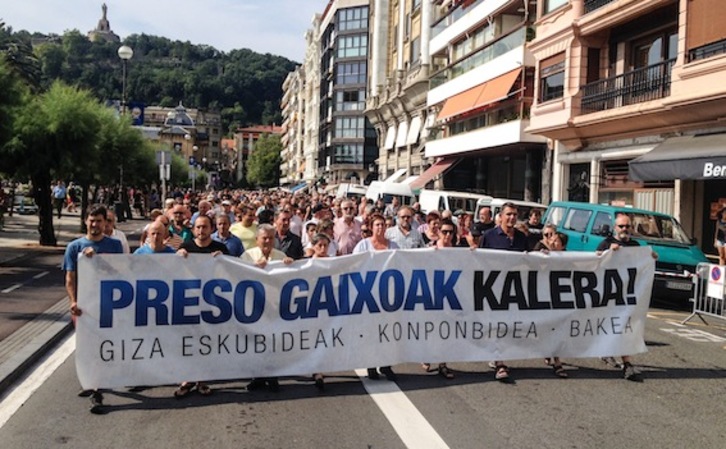 Gaixotasun larriak dituzten presoak kaleratzearen aldeko manifestazioa, Donostian. (Gorka RUBIO/ARGAZKI PRESS)