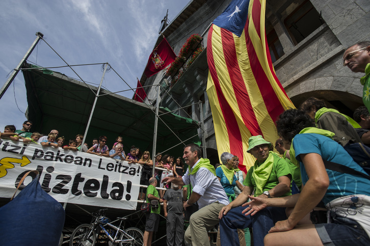 La «estelada» fue colocada durante los actos festivos organizados por la red Independentistak.