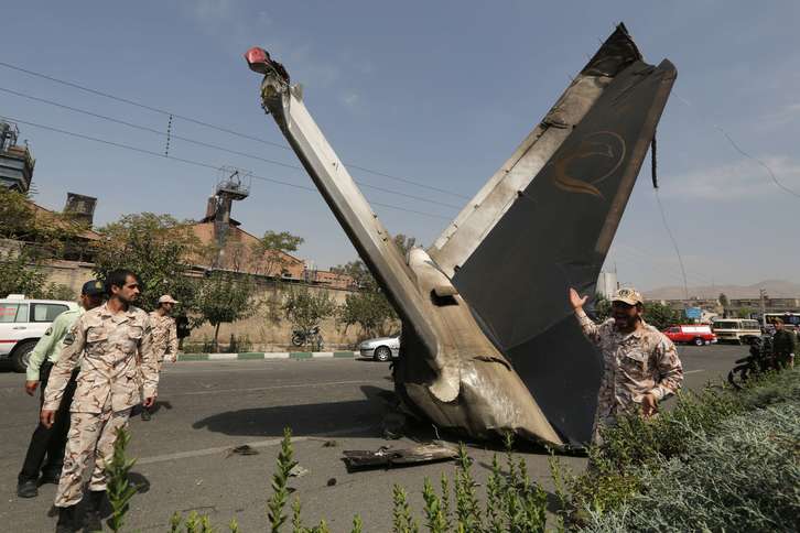Ala del avión siniestrado en Teherán. (ATTA KENARE / AFP)